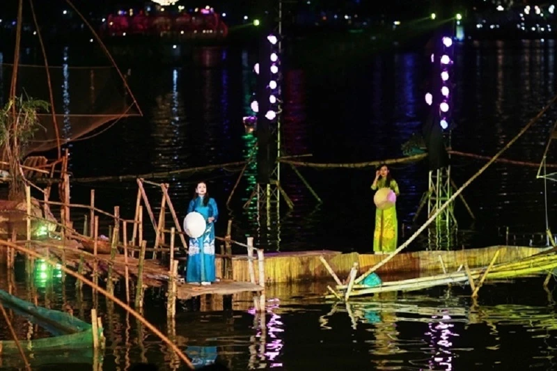 Chương trình nghệ thuật “Ai đã đặt tên cho dòng sông” lấy cảm hứng từ nhiều chất liệu lịch sử về dòng sông Hương thơ mộng, khai mở lần nữa những bí ẩn của Huế, của sông Hương. Chương trình nghệ thuật “Ai đã đặt tên cho dòng sông” lấy cảm hứng từ nhiều chất liệu lịch sử về dòng sông Hương thơ mộng, khai mở lần nữa những bí ẩn của Huế, của sông Hương.