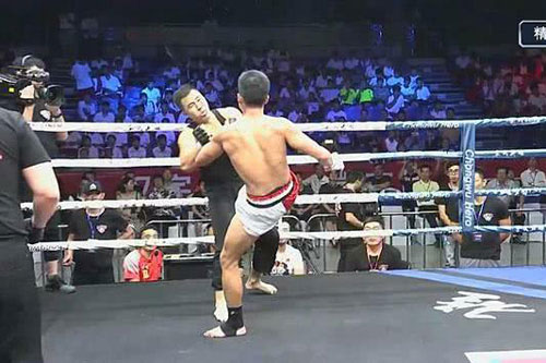 Võ sĩ quyền Anh tung cú ‘vô ảnh cước’ tuyệt đẹp tiễn cao thủ phái Vịnh Xuân vào cơn mê