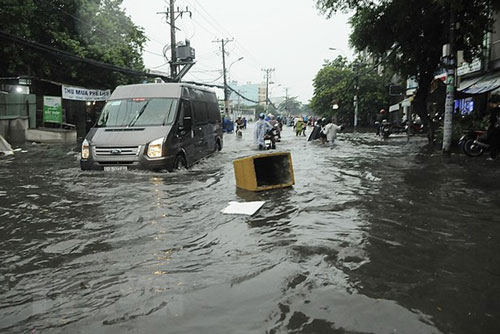 TP.HCM ngập sâu sau cơn mưa lớn, người xe bì bõm lội nước