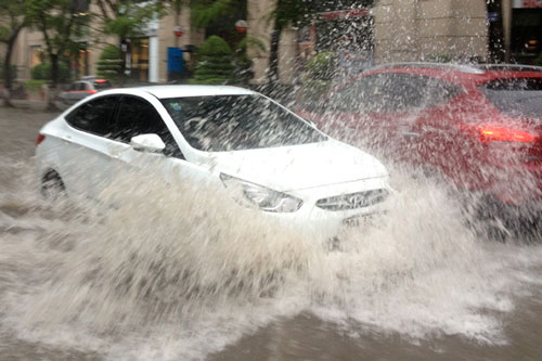 10 cách giúp ôtô tránh gặp nạn khi đi dưới mưa