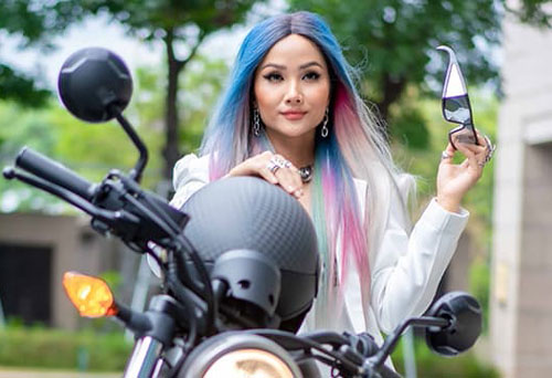 Hoa hậu H'Hen Niê cực ngầu vói tóc nhiều màu và trang phục cắt xẻ gợi cảm, tự lái xe phân khối lớn