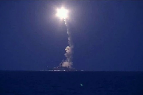 Chiến hạm Nga phóng tên lửa hành trình Kalibr. Ảnh: Avia-pro.