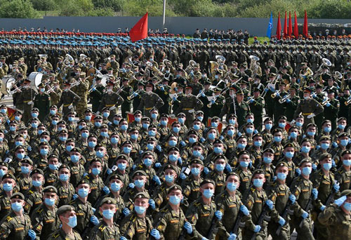 Binh sĩ Nga bịt kín khẩu trang cùng khí tài cực mạnh tham gia diễn tập duyệt binh