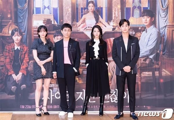 'Cụ giáo' Kim Soo Hyun xuất hiện bảnh bao, tình tứ bên người đẹp Seo Ye Ji 10