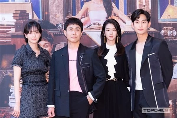 'Cụ giáo' Kim Soo Hyun xuất hiện bảnh bao, tình tứ bên người đẹp Seo Ye Ji 11