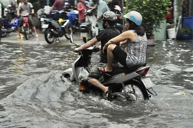 TP.HCM ngập sâu sau cơn mưa lớn, người xe bì bõm lội nước - Ảnh 2.