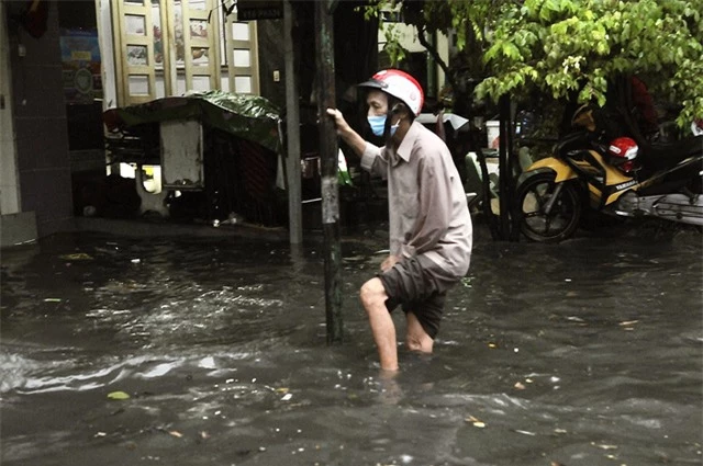 TP.HCM ngập sâu sau cơn mưa lớn, người xe bì bõm lội nước - Ảnh 3.