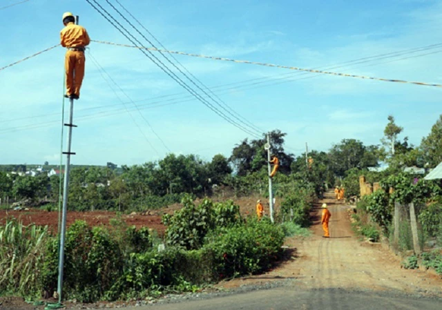 Chương trình “Thắp sáng đường quê” là hoạt động thiết thực của Ngành Điện lực nhằm giúp người dân ở vùng sâu, xa, vùng khó khăn, nâng cao chất lượng đời sống.