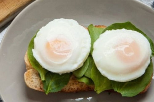 Mẹo chần trứng không bị vỡ nát, tròn trịa đẹp mắt, vụng đến mấy cũng làm được