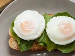 Mẹo chần trứng không bị vỡ nát, tròn trịa đẹp mắt, vụng đến mấy cũng làm được