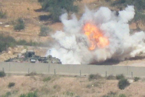 Khoảnh khắc mìn nổ gần xe thiết giáp chở quân BTR-82 của Nga