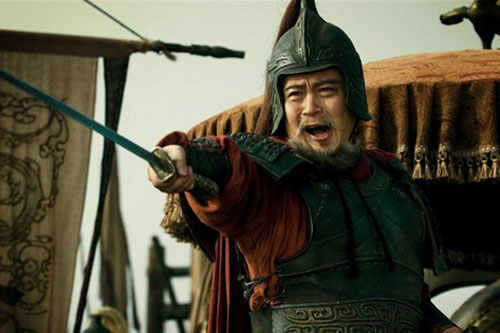 Làm nhục bằng cách lôi 3 đời tổ tông nhà Tào Tháo ra chửi nhưng nhân vật này vẫn thoát chết và được trọng dụng