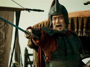 Làm nhục bằng cách lôi 3 đời tổ tông nhà Tào Tháo ra chửi nhưng nhân vật này vẫn thoát chết và được trọng dụng