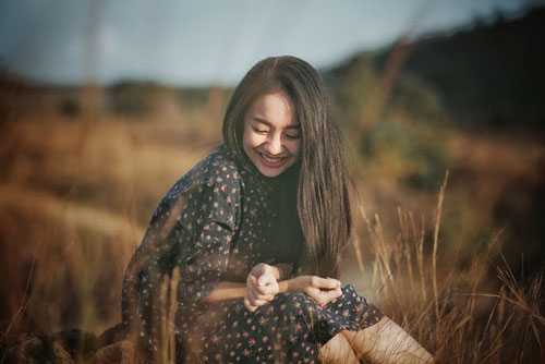 Vẻ đẹp nền nã thu hút của cô gái đóng thứ phi trong MV của Hòa Minzy