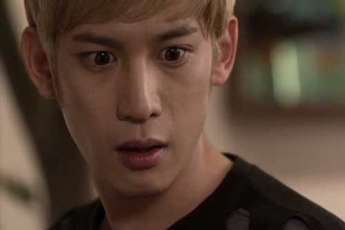 Ly hôn được 1 tháng, nửa đêm con trai bật khóc đòi mẹ, chỉ xuống gầm giường và sự thật "sốc óc" 