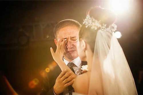 Câu nói của bố vợ trong đám cưới khiến con rể quỳ gối, ai nghe cũng phải rơi nước mắt