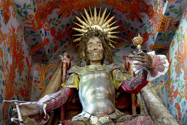 Bí ẩn về những bộ xương được nạm châu báu