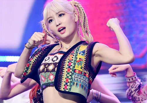 Momo (Twice) bị 'ném đá' dữ dội vì giọng hát live thảm họa