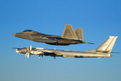 ‘Chim ăn thịt’ F-22 Mỹ áp sát ‘gấu bay’ Tu-95MS Nga