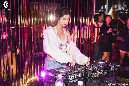 DJ Hàn Quốc có gương mặt ngây thơ, phong cách gợi cảm