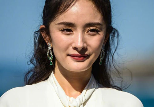 Nổi tiếng trẻ đẹp là thế nhưng Dương Mịch bất ngờ để lộ dấu hiệu lão hóa với đôi mắt trũng sâu