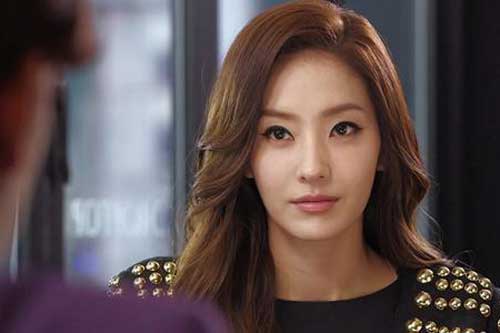 Bố vợ giới thiệu mẹ kế, tôi bủn rủn chân tay khi nhận ra người đó 