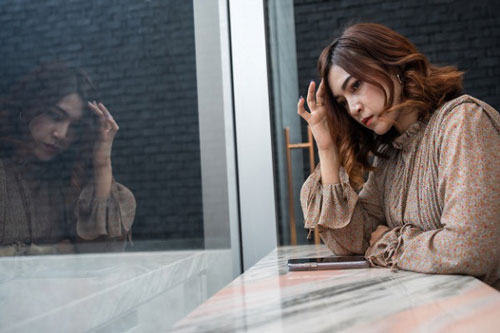 Vào ngày sinh nhật, chồng làm tim tôi đau "thắt lại" khi anh mang về một chiếc bánh kem có dòng chữ "lạ"