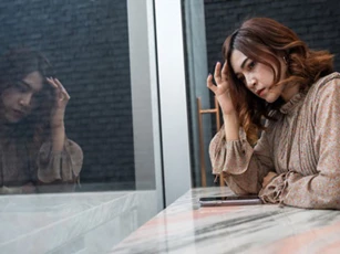 Vào ngày sinh nhật, chồng làm tim tôi đau "thắt lại" khi anh mang về một chiếc bánh kem có dòng chữ "lạ"