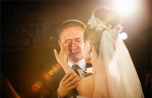 Câu nói của bố vợ trong đám cưới khiến con rể quỳ gối, ai nghe cũng phải rơi nước mắt - 1