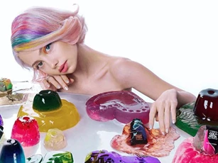 Dân mạng ‘bấn loạn’ với vẻ đẹp đầy ‘ma mị’ của hot girl Nga