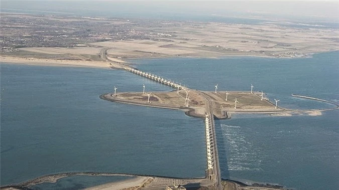 Rào chắn sóng Oosterscheldekering. Ảnh: Wikimedia. Rào chắn sóng Oosterscheldekering. Ảnh: Wikimedia.
