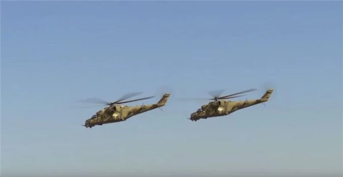 Soi truc thang Mi-24 Ai Cap mang rocket S-80 pho dien suc manh o Libya