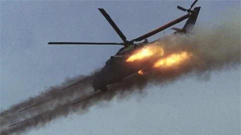 Soi truc thang Mi-24 Ai Cap mang rocket S-80 pho dien suc manh o Libya-Hinh-5