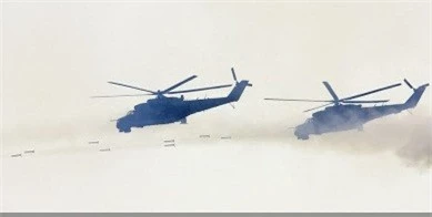Soi truc thang Mi-24 Ai Cap mang rocket S-80 pho dien suc manh o Libya-Hinh-7