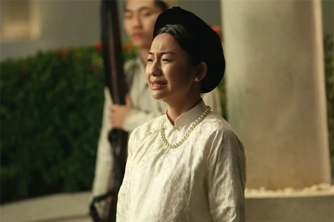 Nhan sắc nền nã trong veo của cô gái đóng thứ phi trong MV Hòa Minzy - ảnh 1