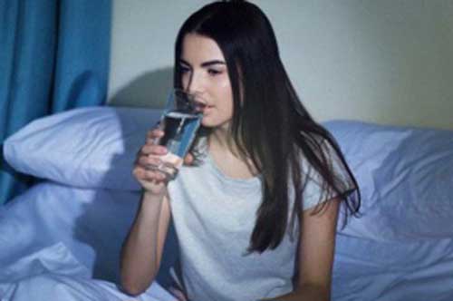 Buổi tối uống 1 cốc nước vào thời điểm này giúp giảm cân, sáng da, ai cũng nên làm