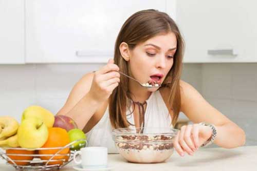 Những sai lầm khi ăn tối dễ khiến bạn tăng cân trầm trọng, ảnh hưởng tới sức khỏe