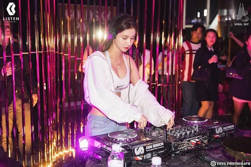 DJ Miu thu hút sự chú ý nhờ vóc dáng nóng bỏng. Gương mặt mang nét dịu dàng, xinh xắn như búp bê trái ngược với phong cách trình diễn mạnh mẽ của 9X cũng khiến fan ấn tượng.