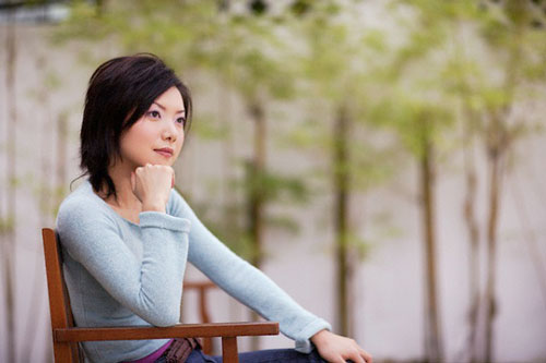 Sửng sốt khi thấy mẹ chồng cũ ngồi vạ vật trên bậc thềm cả đêm, lời thỉnh cầu sau đó của bà càng khiến tôi "choáng váng"