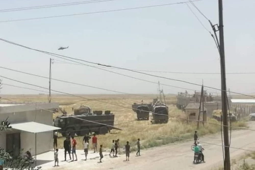Người dân địa phương bao vây là dồn ép các xe tuần tra của quân cảnh Nga. Ảnh: Al Masdar News.