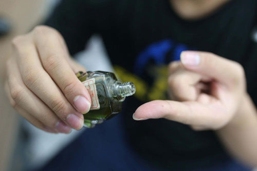 Những sai lầm ‘chết người’ khi dùng dầu gió ảnh hưởng nghiêm trọng tới sức khỏe: 90% người Việt phạm phải