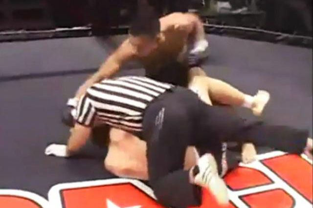 Võ sĩ Nhật Bản ‘tẩn’ cả đối thủ lẫn trọng tài ‘tơi bời’ vì bị khiêu khích