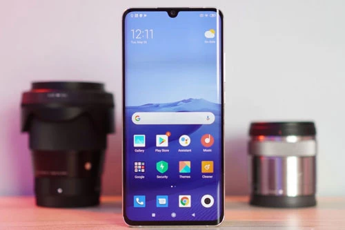 Ngoài thiết kế sang trọng, Xiaomi Mi Note 10 Lite còn gây ấn tượng với màn hình cong 2 cạnh viền. Màn hình này dùng tấm nền AMOLED kích thước 6,47 inch, độ phân giải Full HD Plus (2.340x1.080 pixel), mật độ điểm ảnh 398 ppi. Màn hình này chia theo tỷ lệ 19,5:9, độ sáng tối đa 430 nit, tích hợp công nghệ HDR10.