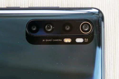 Xiaomi Mi Note 10 Lite có 4 camera sau với cảm biến chính 64 MP, khẩu độ f/1.9 cùng khả năng lấy nét theo pha, lấy nét bằng laser. Ống kính góc rộng 8 MP, f/2.2, cảm biến macro 2 MP, f/2.4 và ống kính chiều sâu 5 MP, f/2.4. Model này có tới 4 đèn flash LED, quay video 4K tốc độ 30 khung hình/giây hoặc HD tốc độ 960 khung hình/giây. 