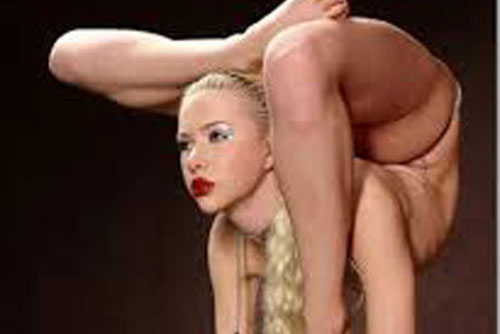 "Người cao su" có khả năng uốn dẻo đáng kinh ngạc