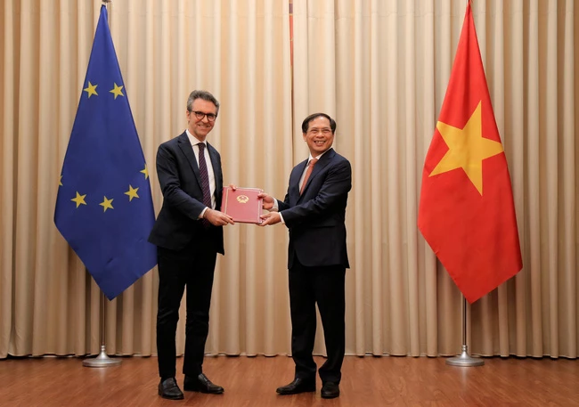 Thứ trưởng Thường trực Bộ Ngoại giao Bùi Thanh Sơn trao Công hàm thông báo phê chuẩn Hiệp định EVFTA và EVIPA cho Đại sứ, Trưởng Phái đoàn Liên minh châu Âu tại Việt Nam Pier Giorgio Aliberti. (Ảnh: TTXVN)