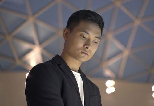 Hôm nào con trai cũng dặn bố đừng đến đón sớm, tôi nghi ngờ nên cố tình đến sớm một lần và sửng sốt khi nhìn thấy cảnh tượng nơi sân trường