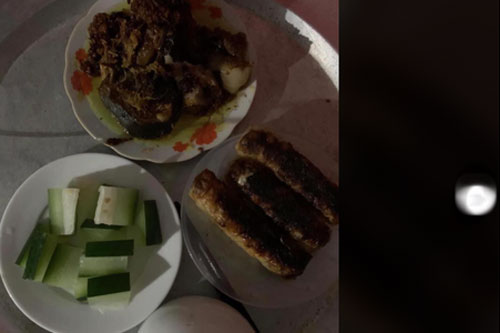 Mâm cơm nguội ngắt với món bí luộc cả vỏ nhưng anh chồng thấy hạnh phúc nhất đời, lí do thực sự khiến tất cả lặng người