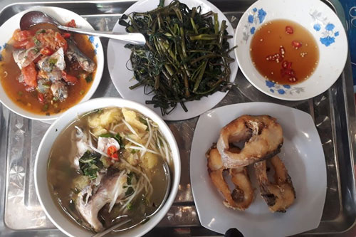 Chỉ vì sơ suất nhỏ khi nhà có khách mà chồng hất đổ cả mâm cơm nhưng hành động tiếp theo của cô vợ lại làm anh ta phải vội vàng xin lỗi