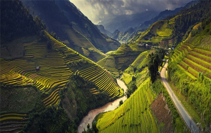 Mới đây, trang du lịchHostelworldbình chọn, Hà Giang là một trong 20 địa điểm du lịch bụi tốt nhất thế giới năm 2020.Vẻ đẹp của núi rừng hoang sơ với hệ thống sông, núi, cao nguyên đá hùng vĩ và những cung đường đèo uốn lượn luôn thu hút khách du lịch.